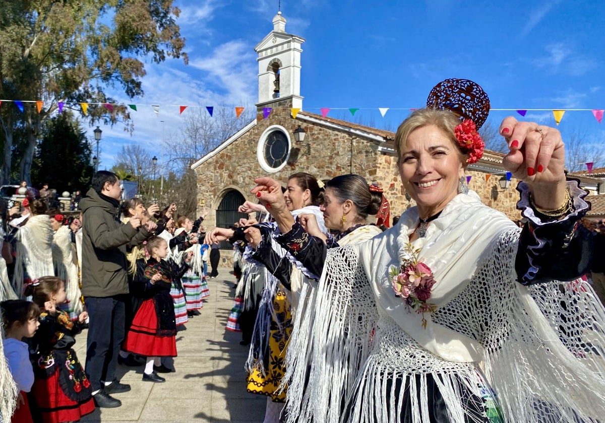 Taller de baile impartido por el grupo de folclore Trébol en la explanada de la ermita de San Blas este sábado.