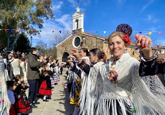 Taller de baile impartido por el grupo de folclore Trébol en la explanada de la ermita de San Blas este sábado.