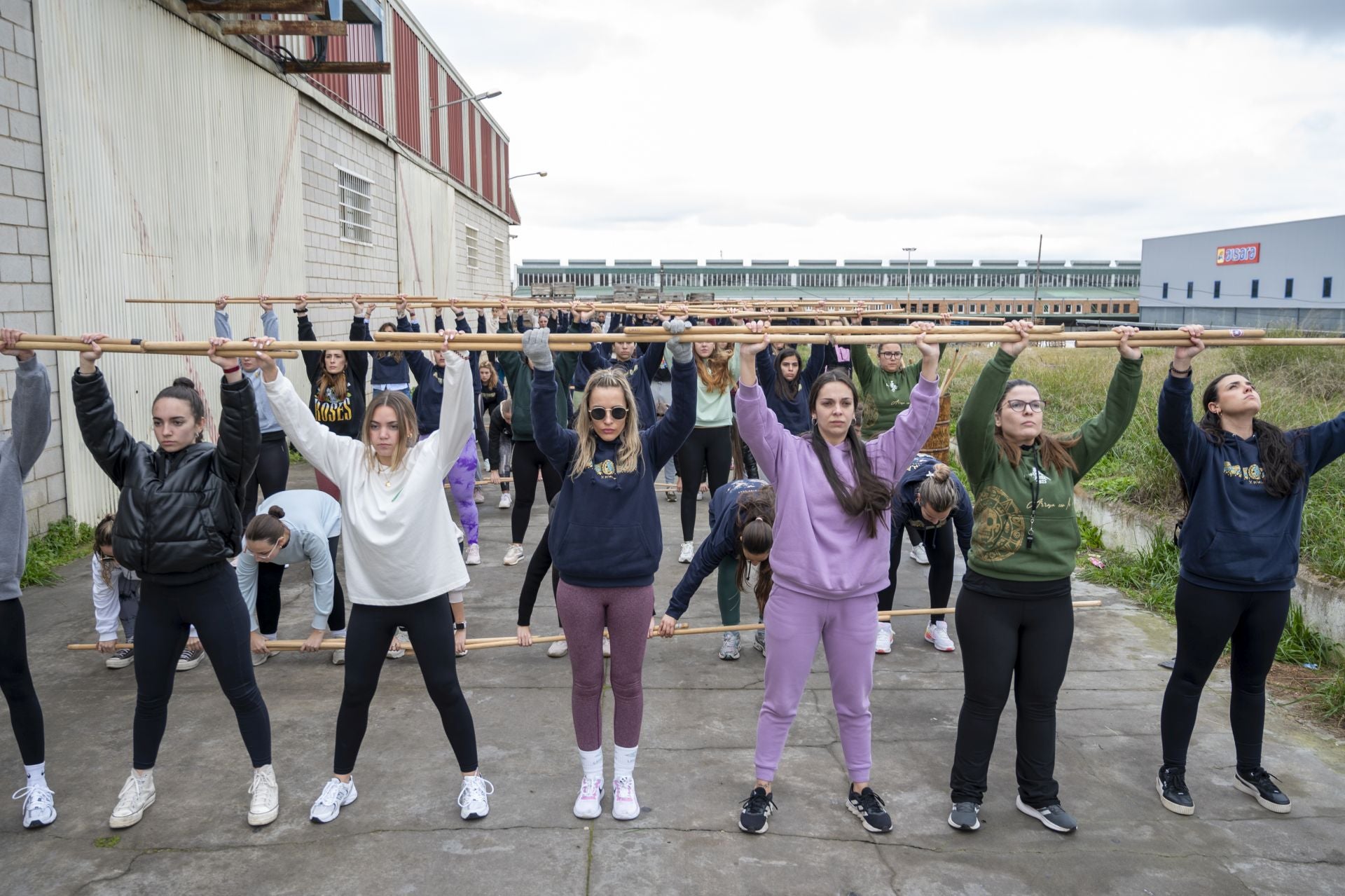 Las comparsas del Carnaval de Badajoz ya toman las calles de El Nevero