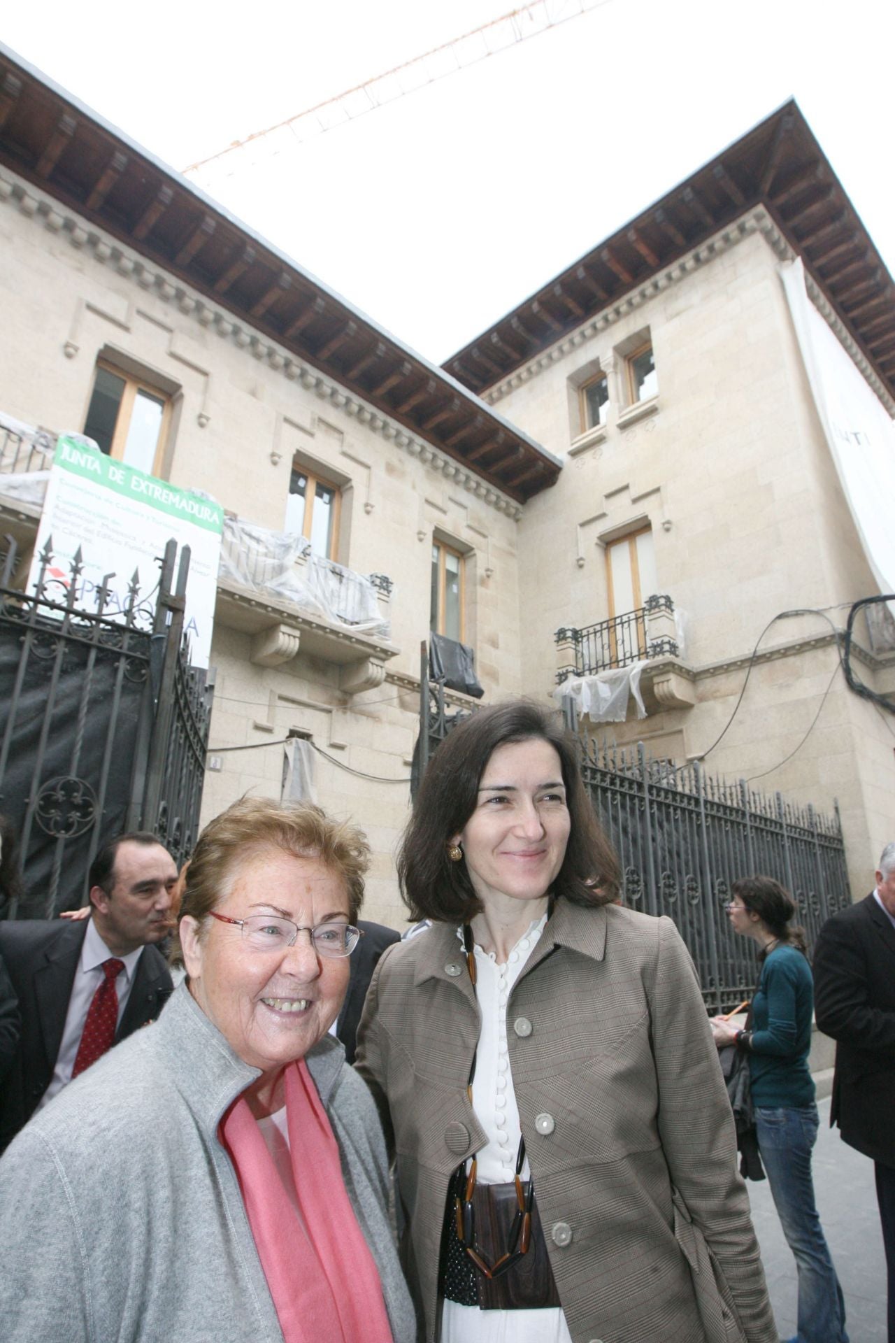 La exministra de Cultura, junto a Helga de Alvear, tras visitar las obras del Centro de Artes Visuales que lleva su nombre en el edificio conocido como la 'Casa Grande'.