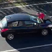 Buscan a un conductor que circulaba por Cáceres con un hombre sobre el capó de su coche