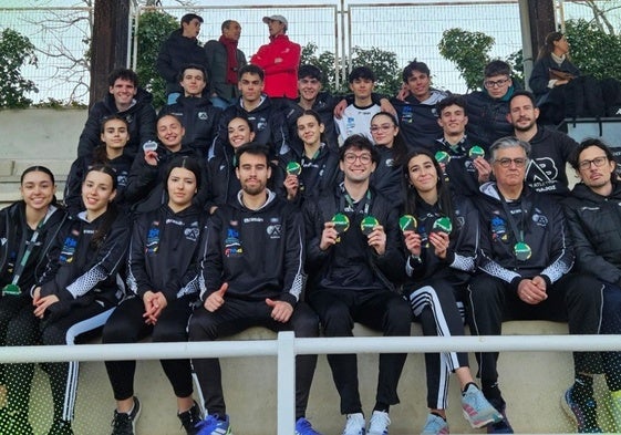 Componentes del Atletismo Badajoz en la grada de la Ciudad Deportiva de Cáceres con sus medallas.