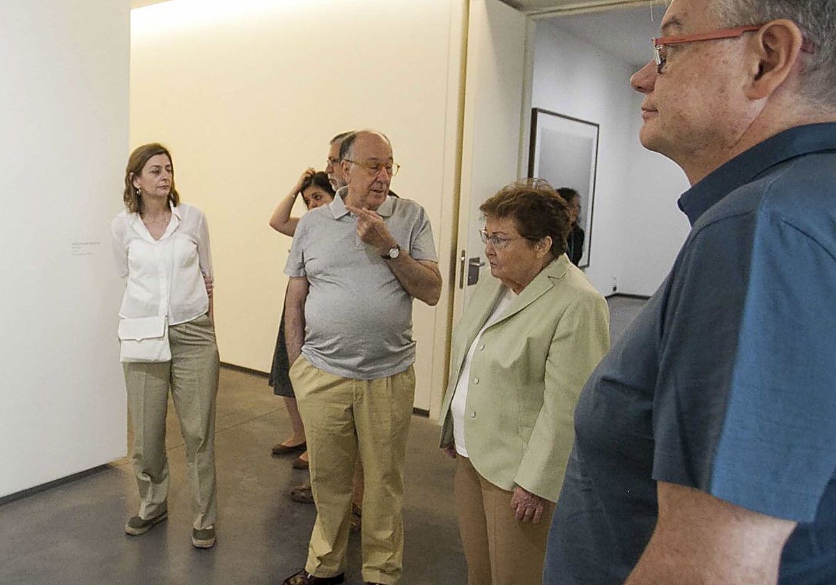Helga de Alvear acompañada de José María Viñuela durante la inauguración de una exposición.