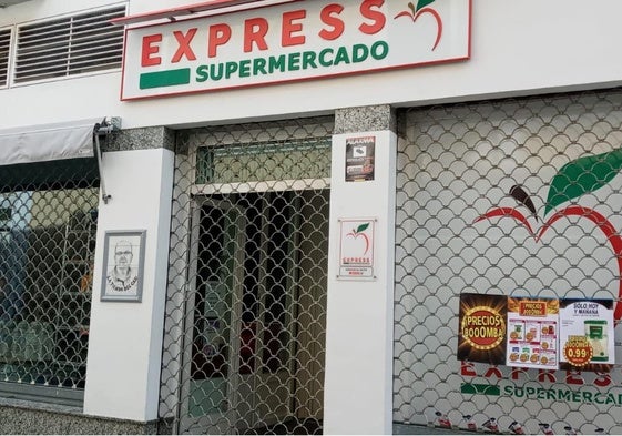 Tienda de alimentación cerrada en la calle Don Lope por los problemas en el suministro eléctrico.