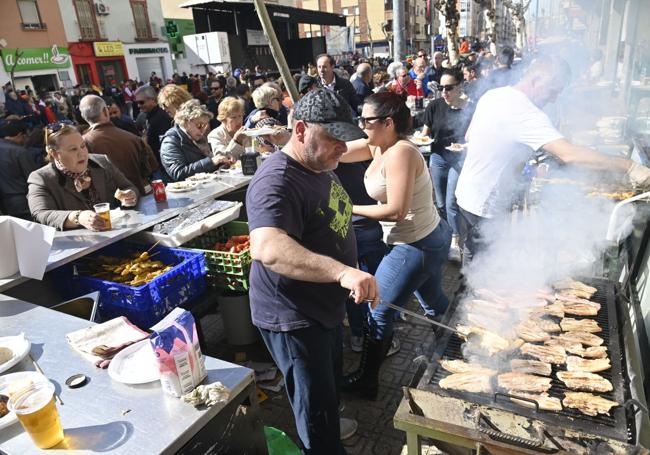 Las barras en la calle con panceta, pinchitos y sardinas asadas, un clásico de San Roque.