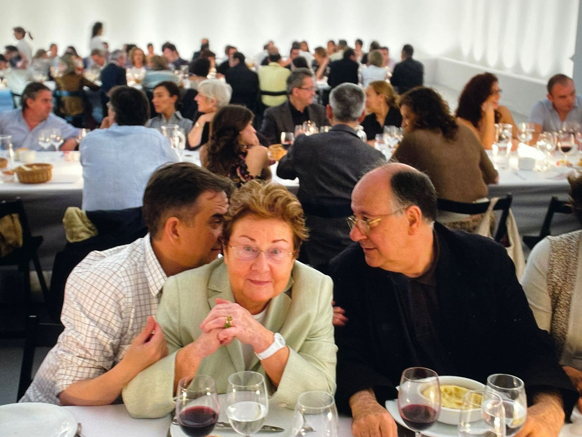 Helga de Alvear, en medio, junto a José Polo de Atrio (a la izquierda) y José María Viñuela (derecha)