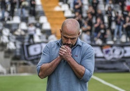 Luis Oliver Sierra se lamenta por una ocasión durante un partido del Badajoz en el Nuevo Vivero.