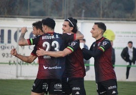 Los jugadores del Extremadura celebran el gol de Barace.