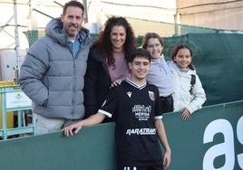 Piski, hijo, con su familia tras debutar en Sevilla el pasado sábado.