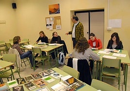 Alumnos en una clase en la EOI de Plasencia en una imagen de archivo.