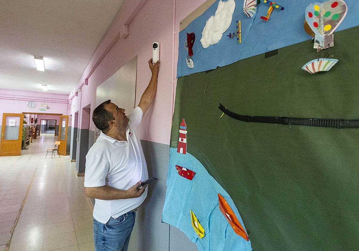 Instalación de cámaras de vigilancia en el colegio Proa en septiembre del año pasado.