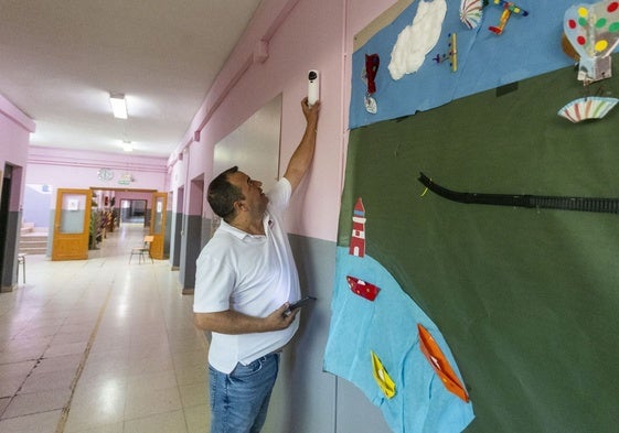 Instalación de cámaras de vigilancia en el colegio Proa en septiembre del año pasado.