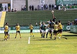 Íker San Vicente tendrá su oportunidad en el once ante la baja de Javi Barrios.