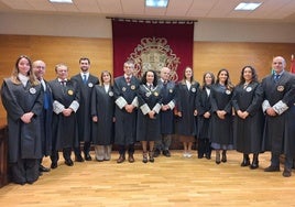 Los nuevos jueces posan junto a sus padrinos y a María Félix Tena, en el centro.