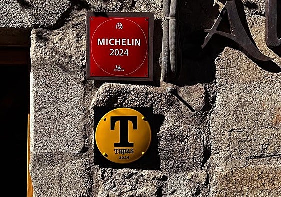 Ambas placas adornan la entrada del restaurante extremeño.