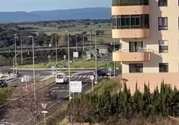 Vídeo | Así fue el trayecto que recorrió el conductor que circulaba por Cáceres con un hombre sobre el capó de su coche