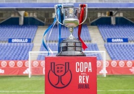 Trofeo de la Copa del Rey juvenil que se levantará en Villanueva de la Serena.