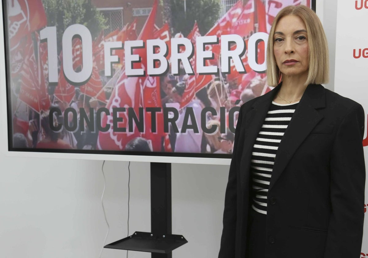 Maribel Vallejo, Técnico de Educación Infantil que aún no ha podido ocupar su plaza en Cáceres, donde reside, y tiene que venir a trabajar a diario a Mérida, esta mañana, en la sede de UGT en la capital extremeña.