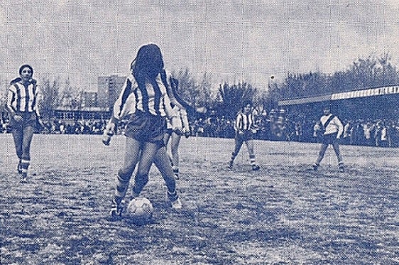 Partido de fútbol femenino disputado en la década de los 70.