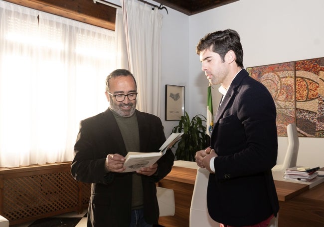 El presidente de la Diputación de Cáceres, Miguel Ángel Morales, junto a Fernando Palazuelo, promotor del hotel Palacio de Godoy, este jueves.