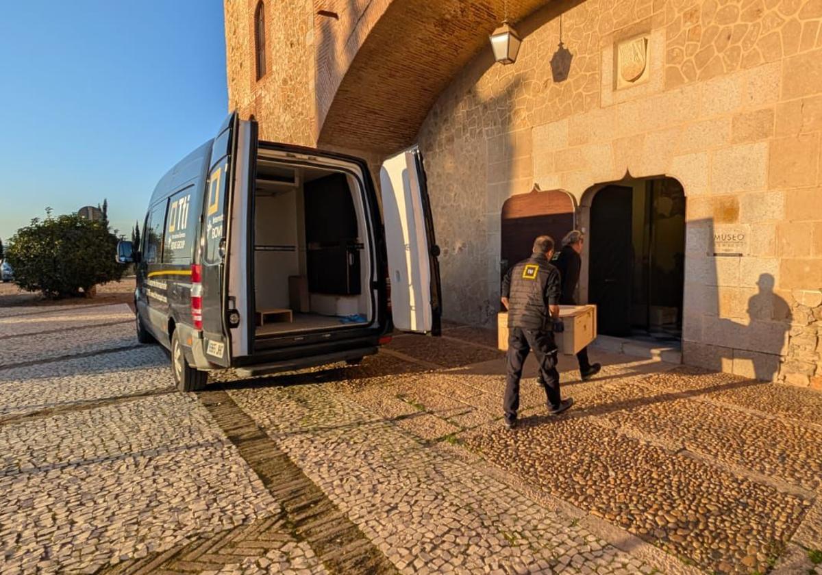 Los Rostros del Turueñuelo llegaron este miécoles al Museo Arqueológico Provincial de Badajoz protegidos en cajas de madera.