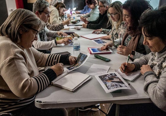 Mujeres del Valle del Jerte durante el taller de escritura.