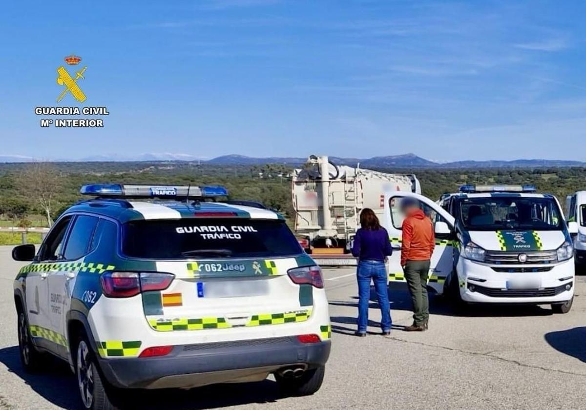 Un momento del control de tráfico por parte de la Guardia Civil.