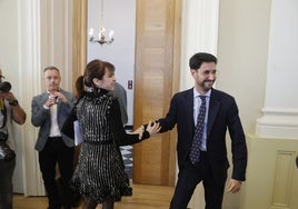 Belén Fernández (PSOE) y Ángel Orgaz, edil de Economía, se saludan en el salón de plenos.