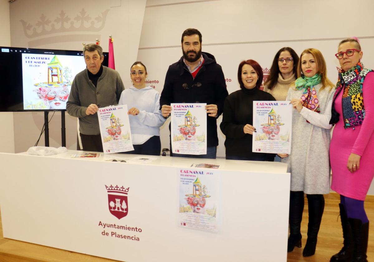 Presentación del Carnaval con el pregonero y representantes de las comparsas placentinas.