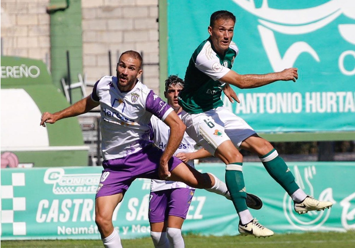 Clausí junto al jugador del Guadalajara Cañizo en el partido de la primera vuelta en Cáceres.