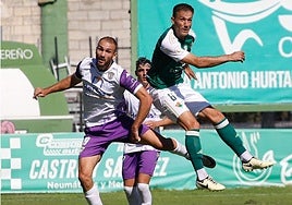 Clausí junto al jugador del Guadalajara Cañizo en el partido de la primera vuelta en Cáceres.