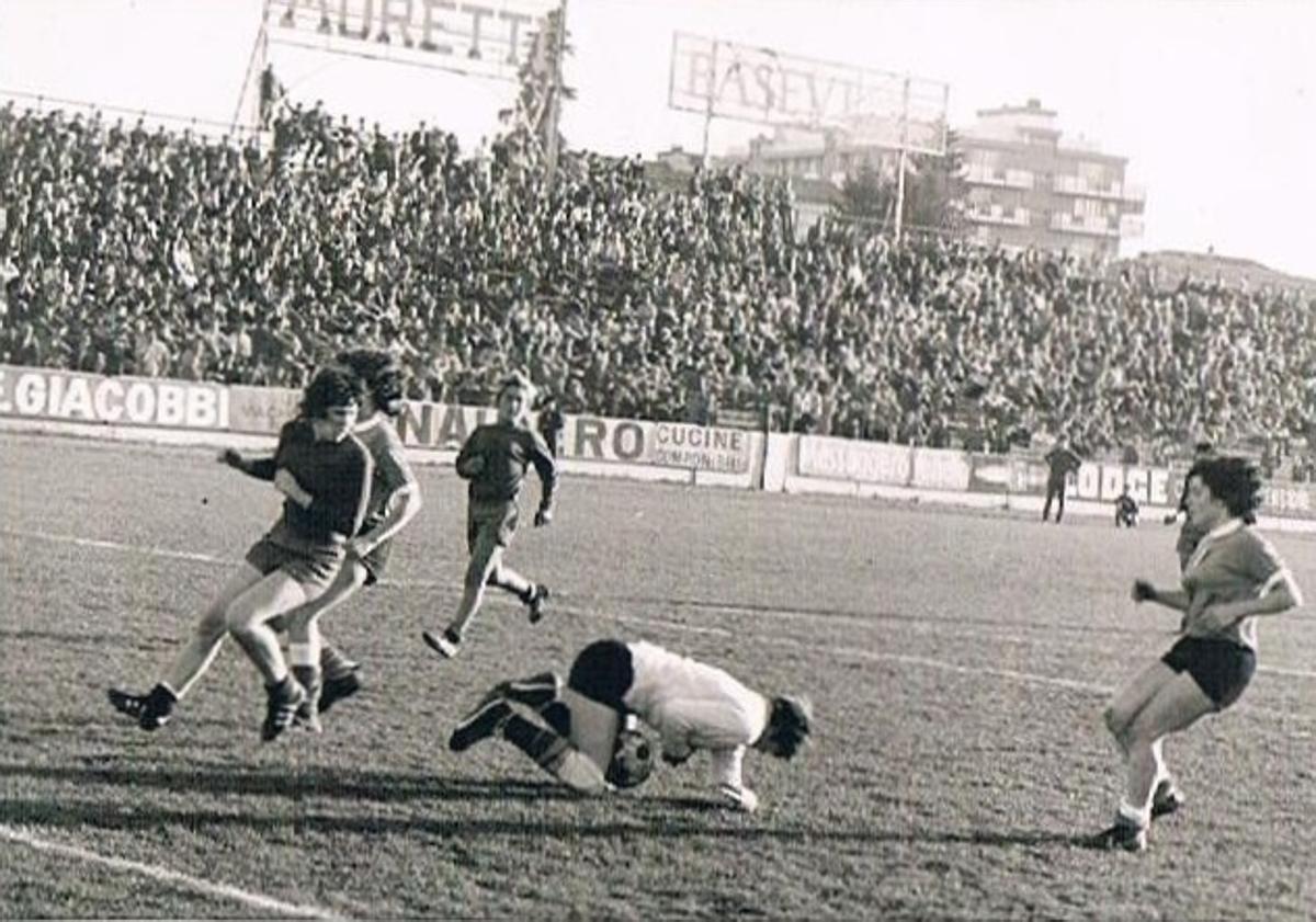 Imagen principal - La selección española de visitante contra Italia; de local en Badajoz frente a Italia; página del Diario HOY publicada el 10 de diciembre de 1972, previo al encuentro en la capital pacense entre España e Italia.