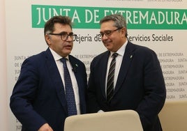 Jesús Vilés, gerente del SES (izda) y Félix Miranda, director general de Asistencia Sanitaria, esta mañana en Mérida, tras presentar las listas de espera.