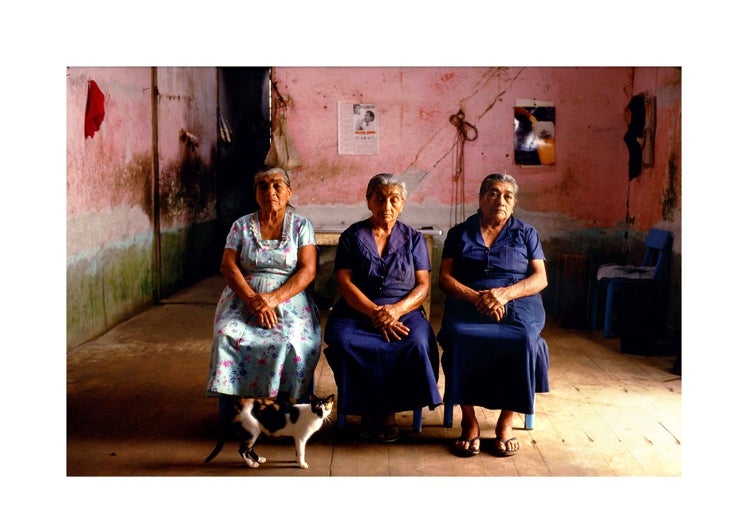 Tres mujeres en la ciudad de Cajamarca, en Perú.