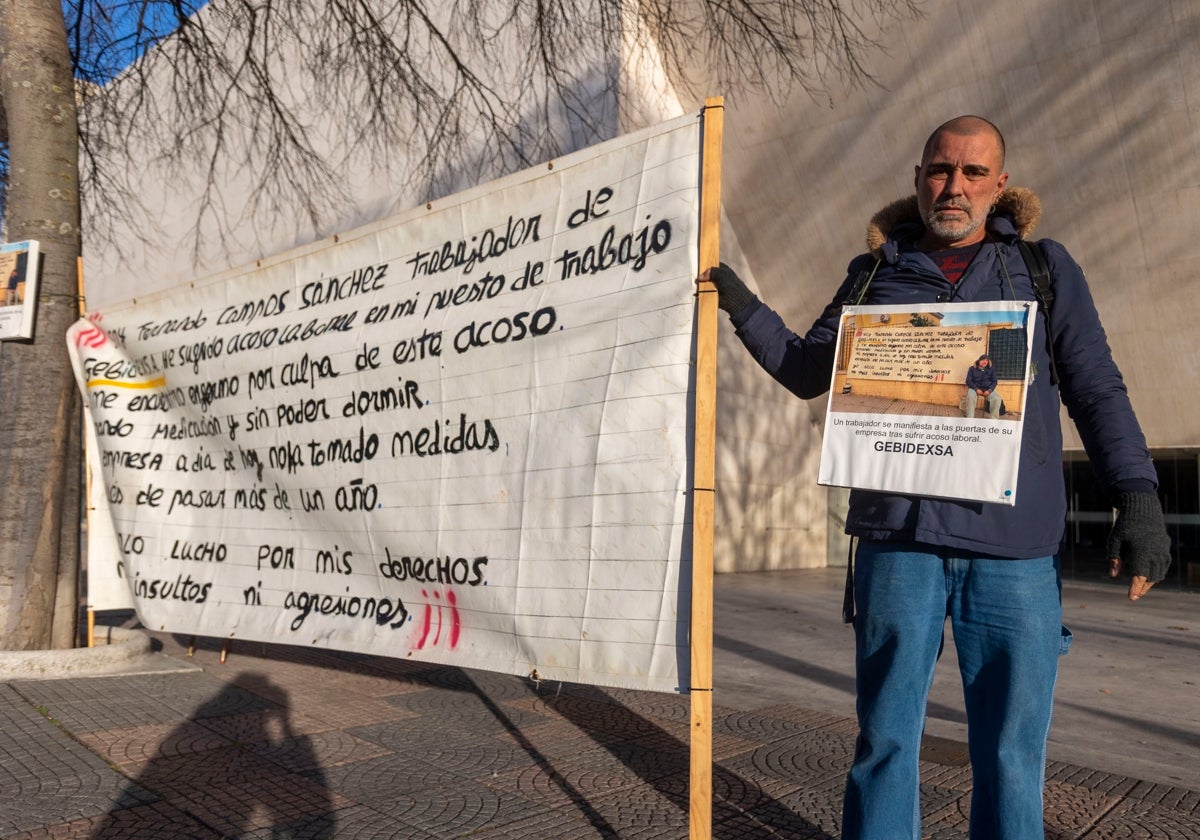 Fernando Campos, ante las oficinas de Gebidexsa en Cáceres el pasado miércoles.