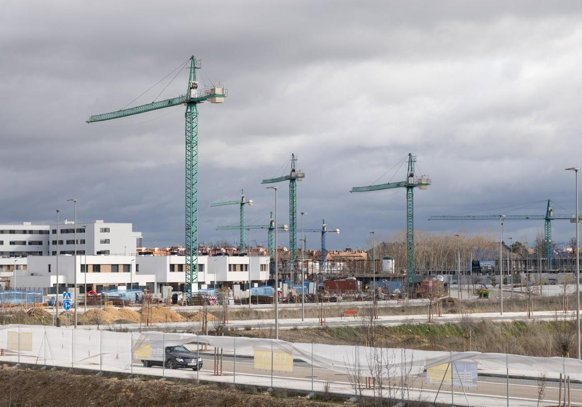 Viviendas en construcción en la margen derecha de Badajoz.