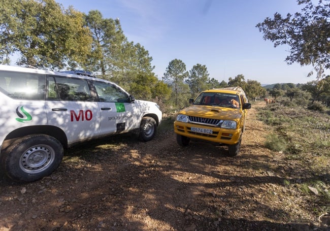 Dos coches del plan Infoex, en un sendero junto al parque nacional de Monfragüe.