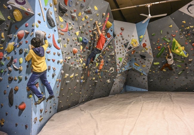 Jóvenes y mayores entrenando en la sede del Club de Escalada y Montaña de Badajoz.