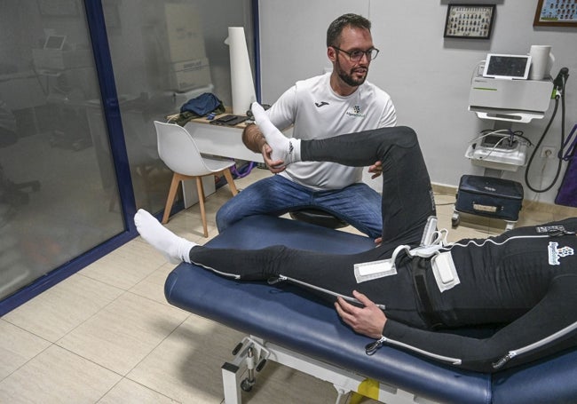 El traje se denomina Exopulse Mollii y tienen varios en la clínica Algea Salud de Badajoz, donde Iván lo probó.