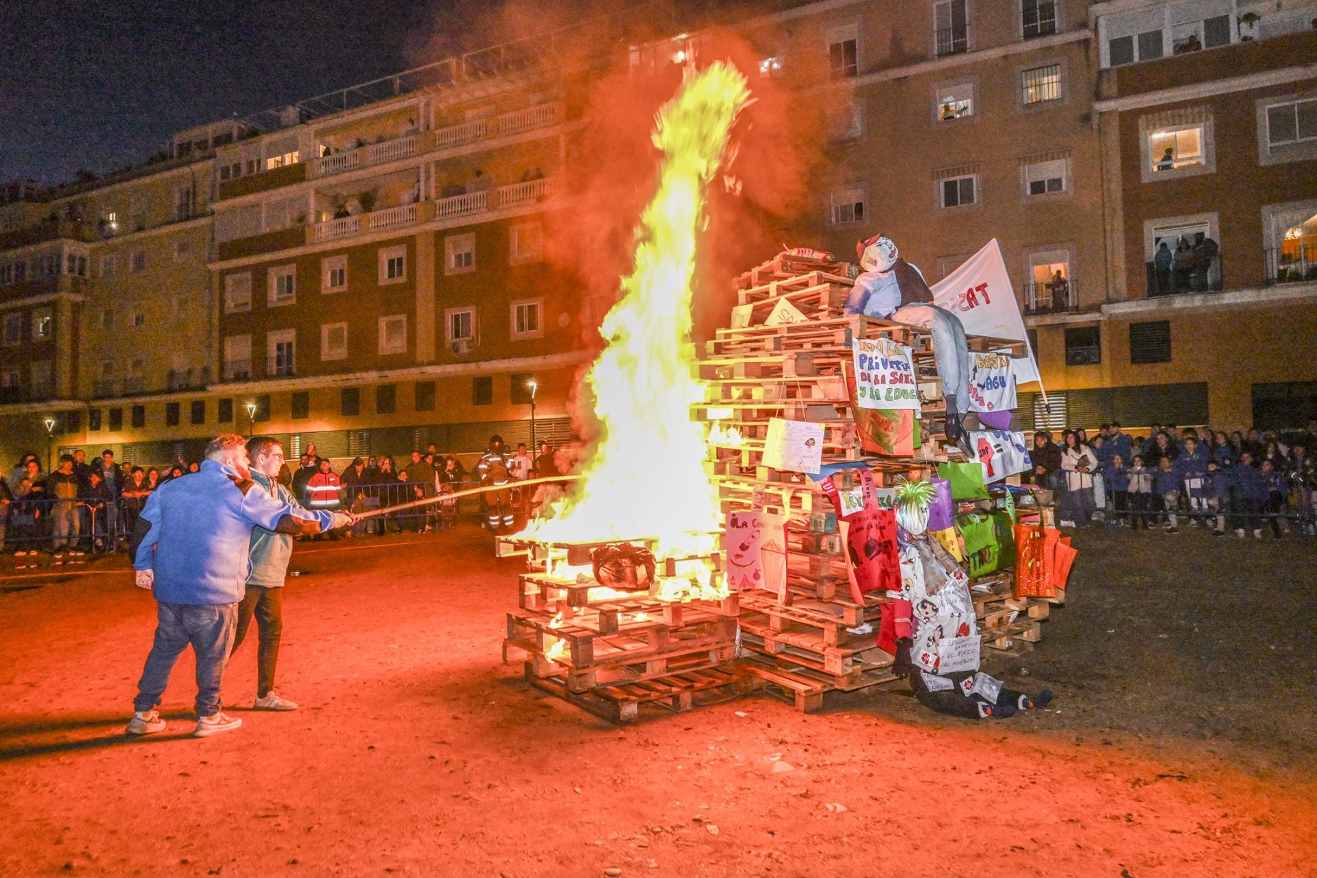 Las Candelas de la margen derecha en Badajoz, en imágenes