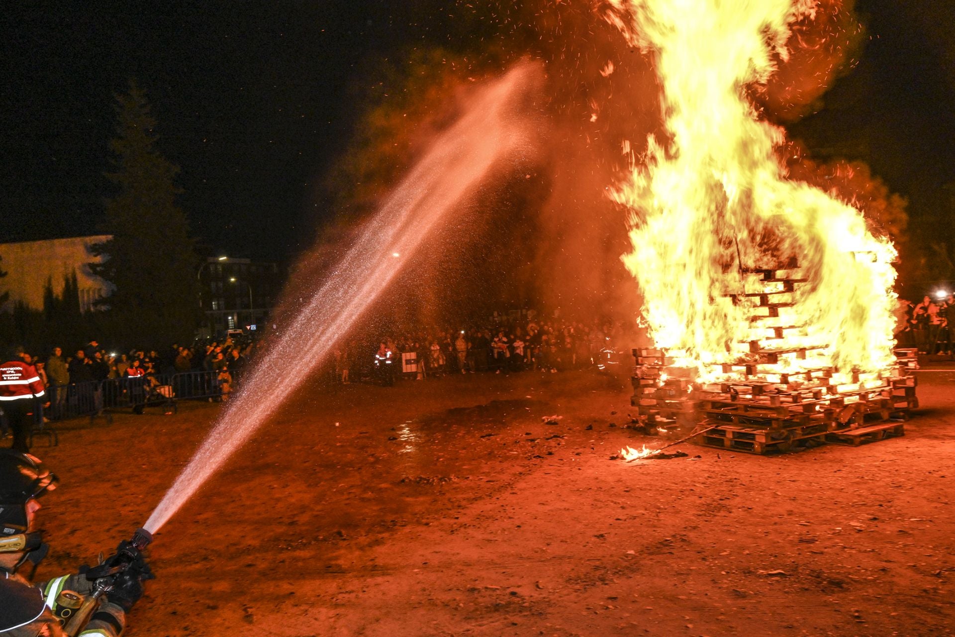 Las Candelas de la margen derecha en Badajoz, en imágenes