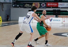 Dani Rodríguez protege el balón en el partido entre el Cáceres y el Melilla de la primera vuelta.