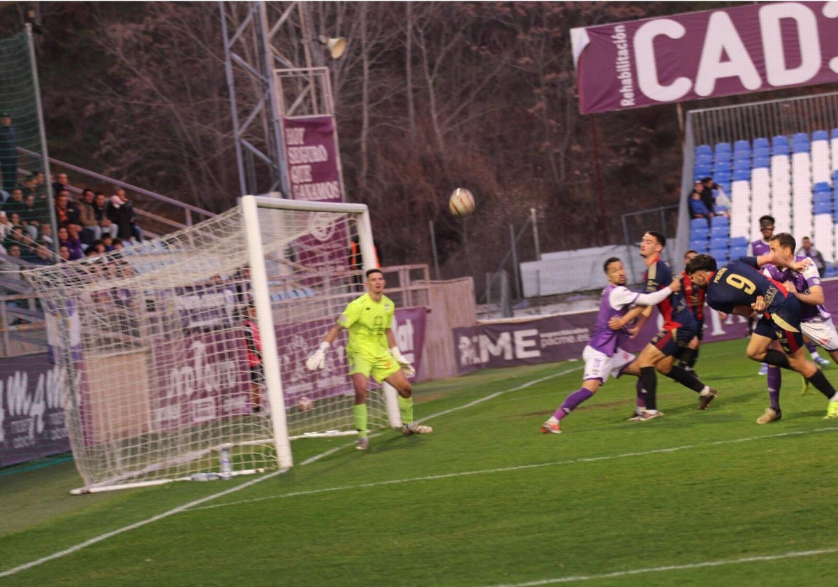 Momento de la acción en la que el Cacereño reclama penalti sobre Pau Palacín.