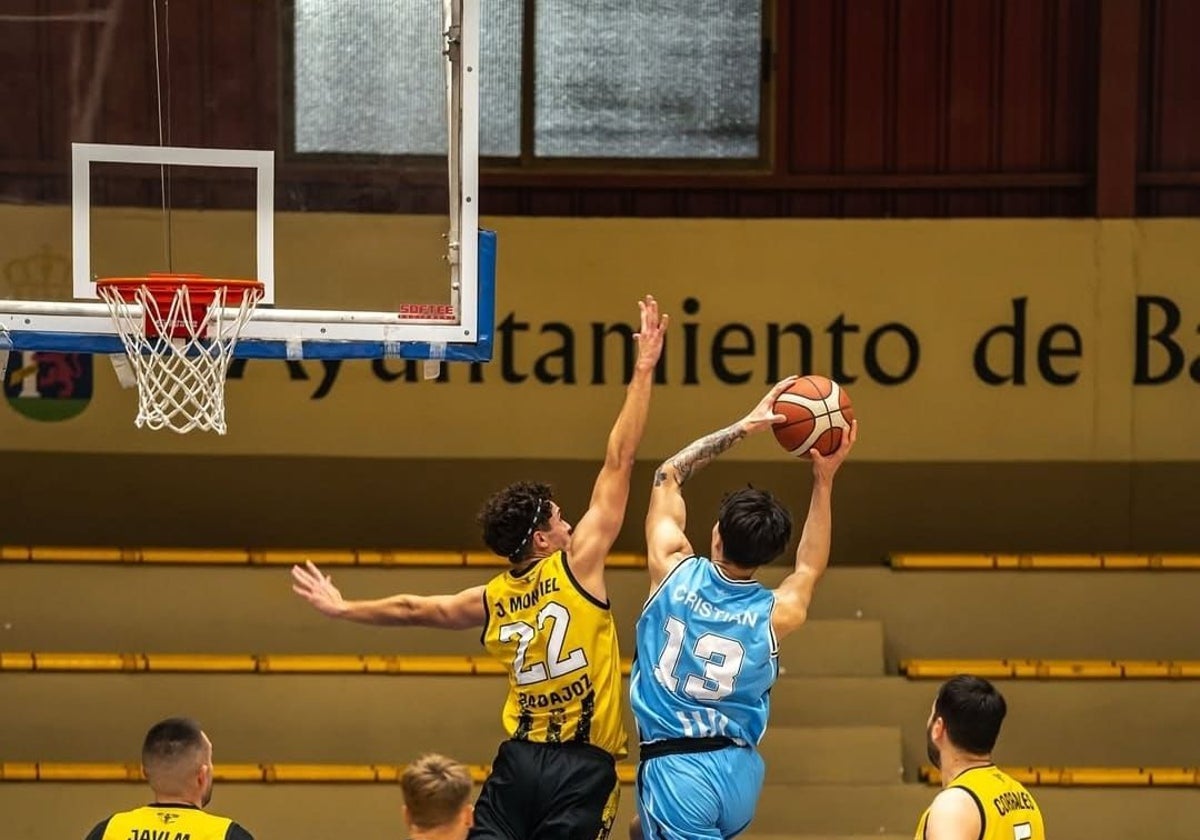 Partido entre el Baloncesto Badajoz y el GuadaluPe.