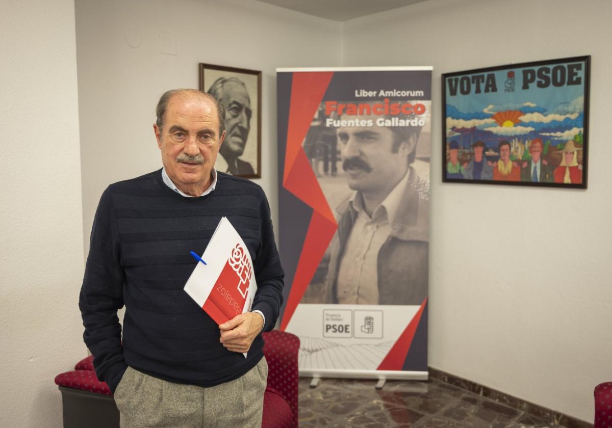 Paco Fuentes delante de una fotografía cuando tenía 27 años.