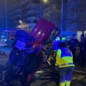 Una joven acaba en el hospital tras empotrarse el coche en el que iba contra un árbol en Cáceres