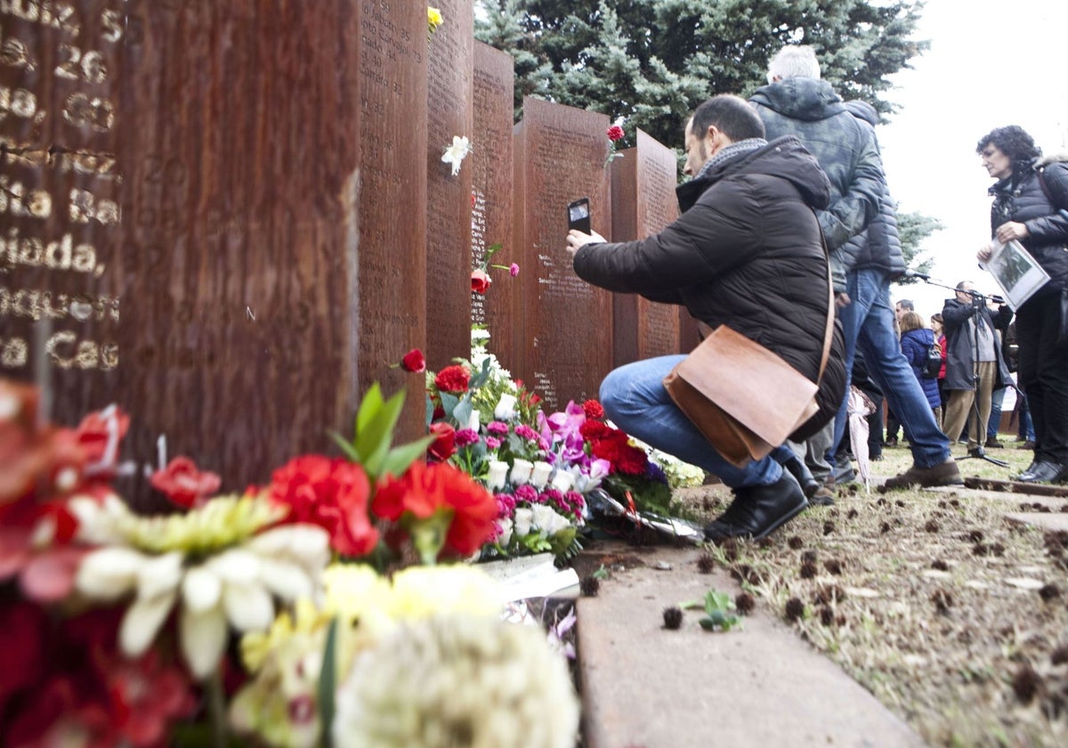 Homenaje en el cementerio cacereño a las víctimas de la represión franquista.