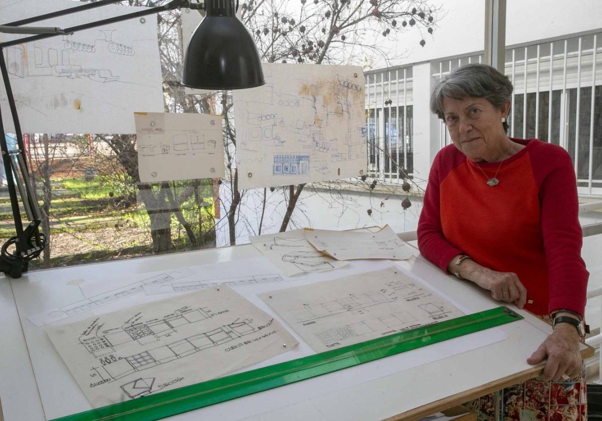 Luisa Donaire, con algunos dibujos que muestra en la escuela de Mérida.