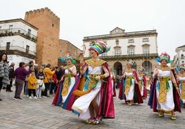 Imagen del desfile matutino a su llegada a la Plaza Mayor de Cáceres, que el año pasado se celebró el Martes de Carnaval al ser festivo.