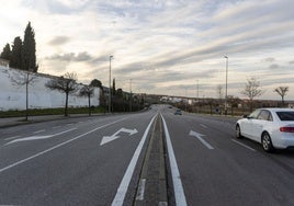 Vista de la avenida Cordel de Merinas de Cáceres. A la izquierda, traseras del cementerio y al fondo, viviendas.